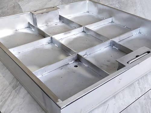 河南裕郑金属制品说不锈钢井盖与传统铸铁井盖的区别